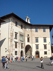 Il Palazzo dell'Orologio è uno degli edifici affacciati in Piazza dei Cavalieri a Pisa.
